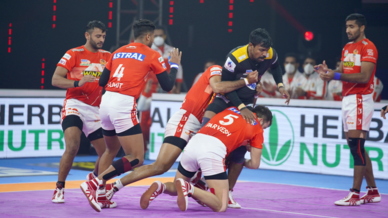 Match 9: GGvBLR | Photo Gallery Match 9: GGvBLR | Photo Gallery