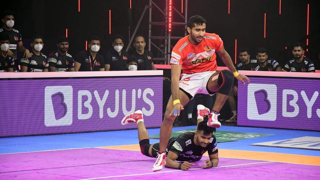 Rakesh Sungroya’s 16 raid points helps Gujarat Giants snap six-match winless streak Rakesh Sungroya’s 16 raid points helps Gujarat Giants snap six-match winless streak