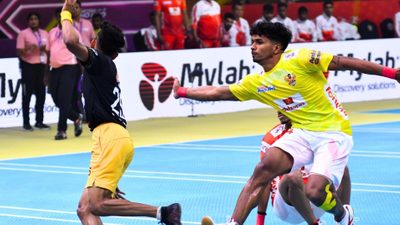 abhinandan-patil-the-driving-force-behind-gujarat-giants-in-the-ultimate-kho-kho-league.Click to read full article.